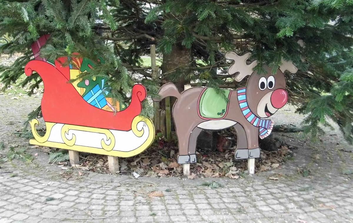 Sleigh and Reindeer standees
